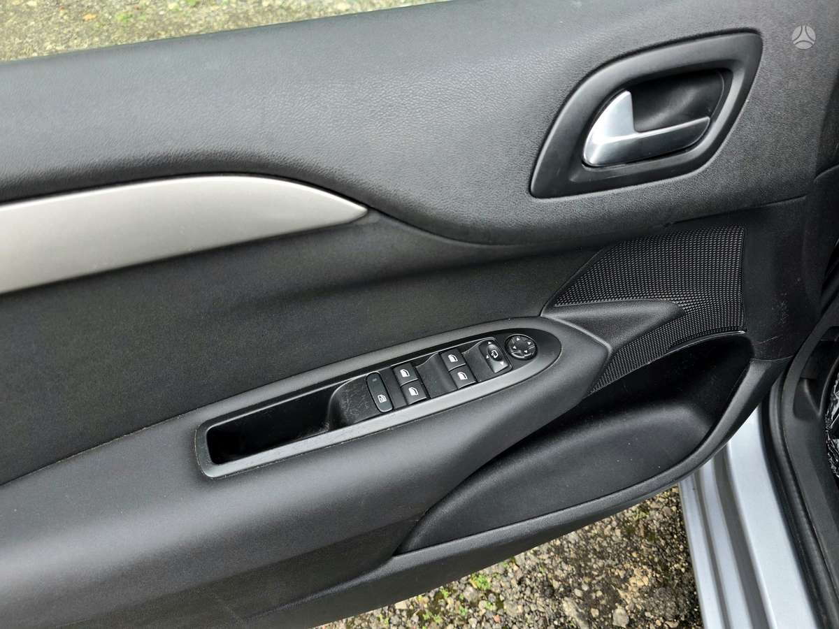 Citroen C4, 1.2 l., hatchback