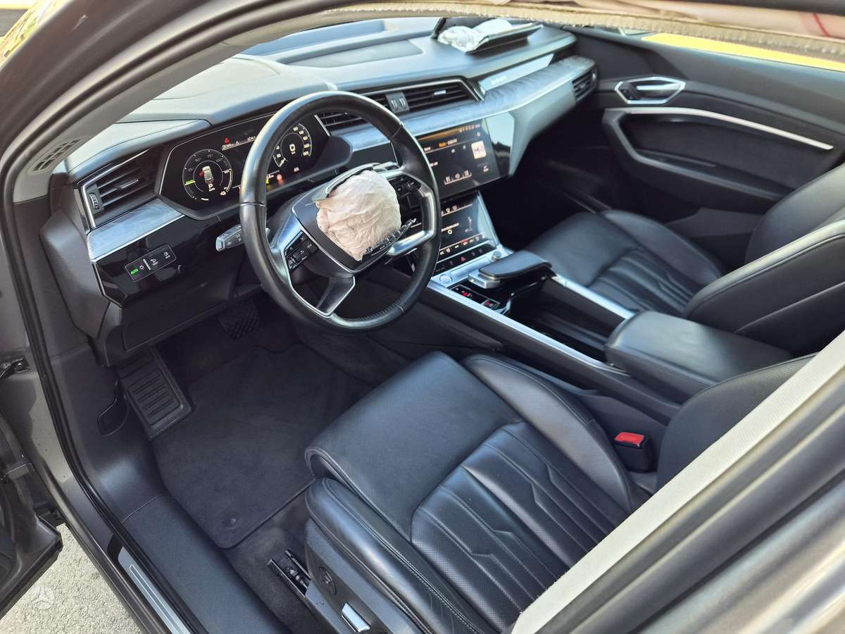 Audi e-tron, 95 kWh, off-road / crossover