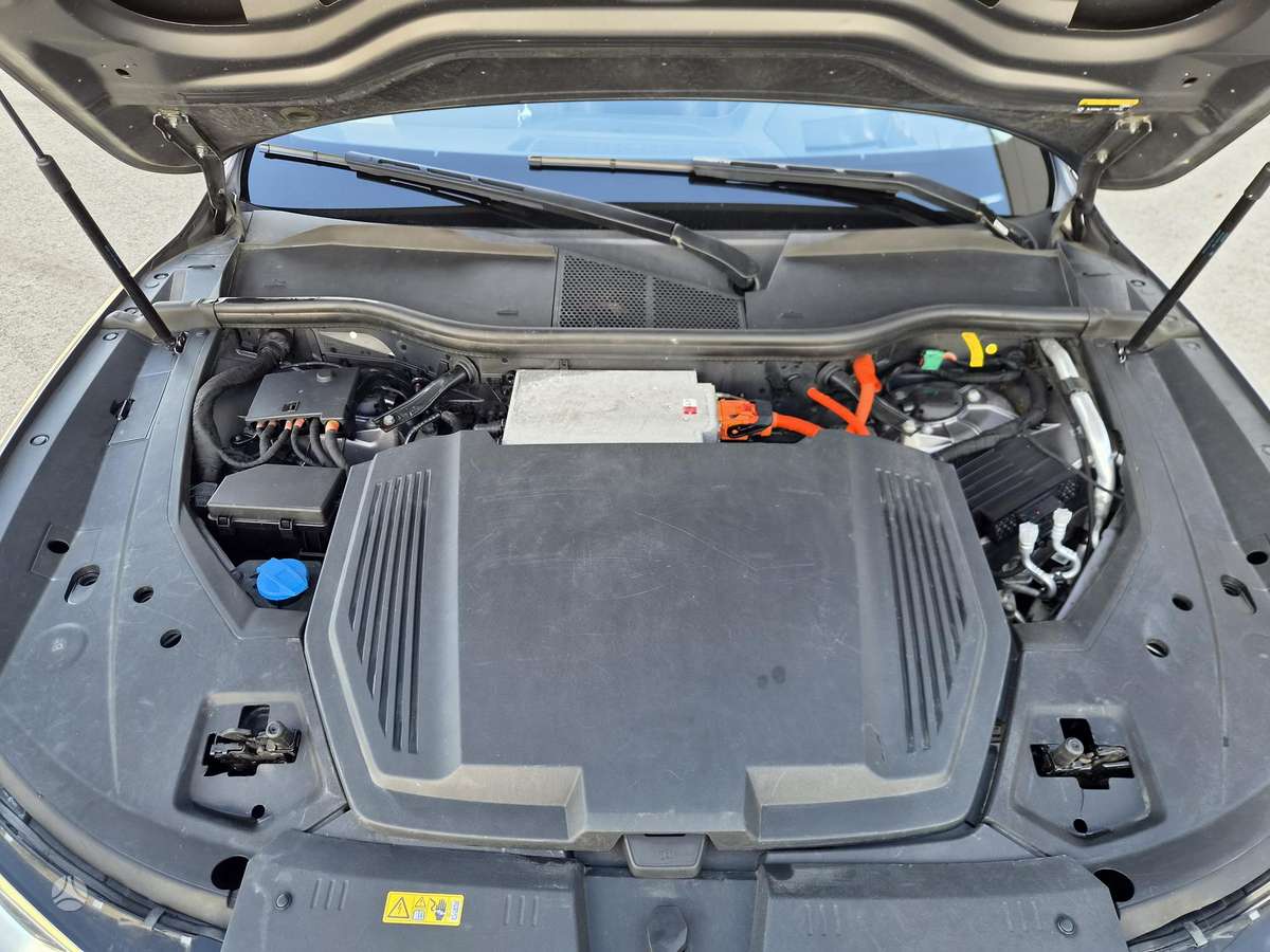 Audi e-tron, 95 kWh, off-road / crossover
