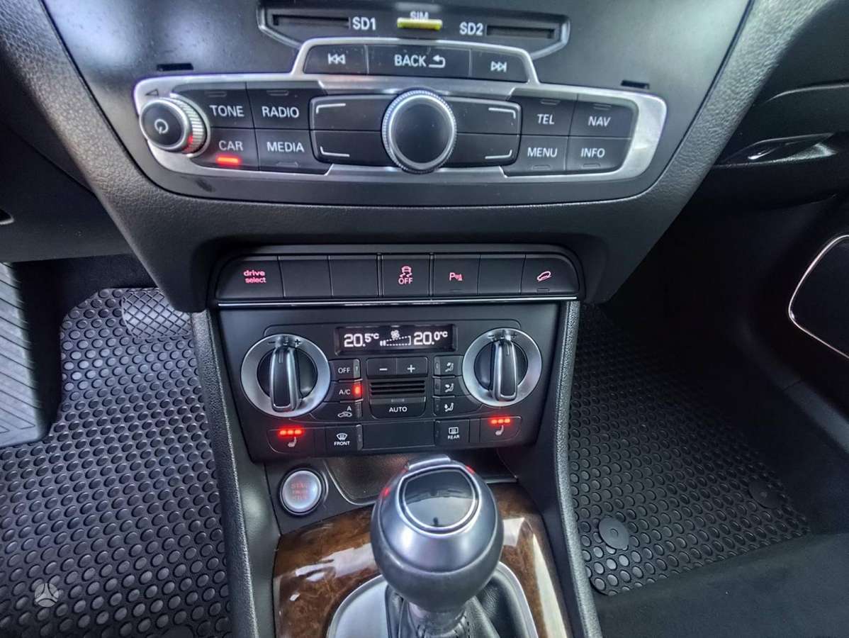 Audi Q3, 2.0 l., off-road / crossover