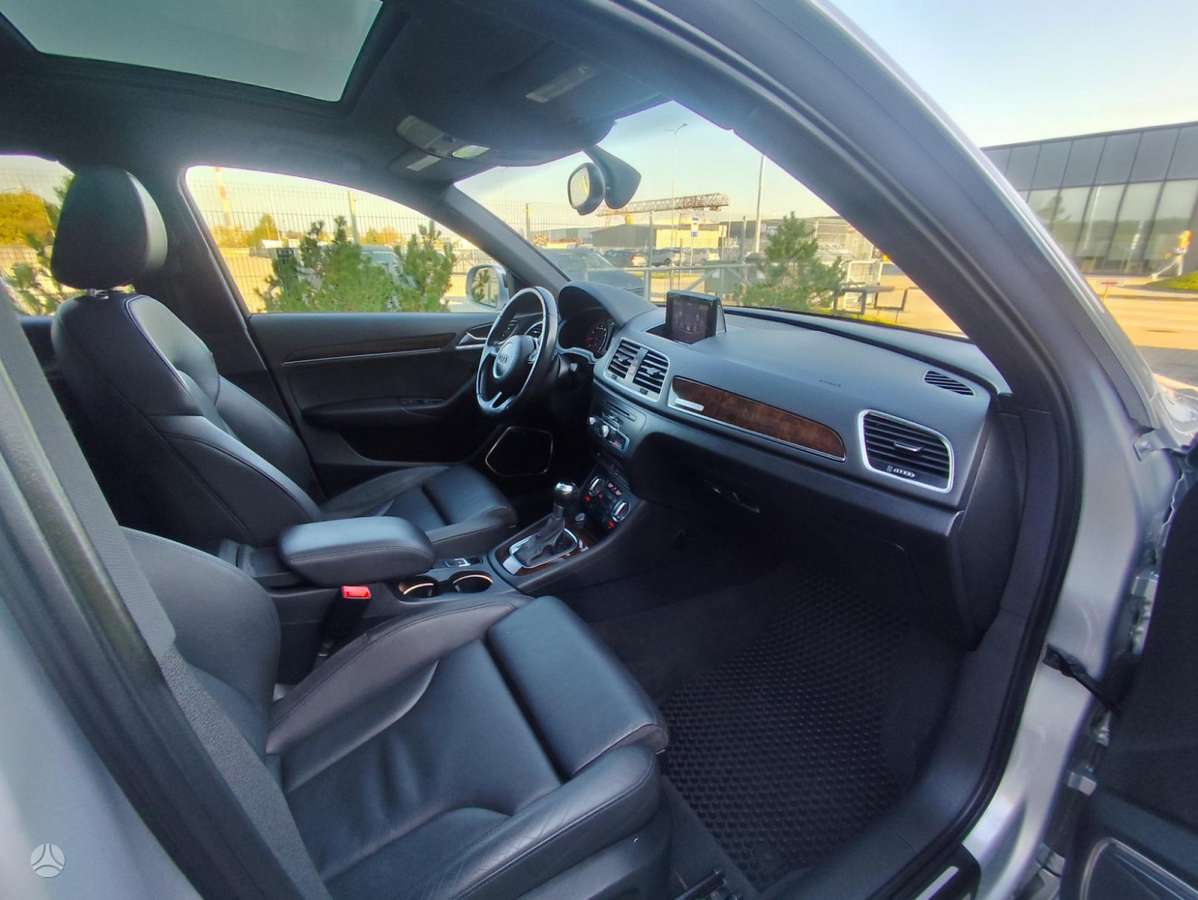 Audi Q3, 2.0 l., off-road / crossover