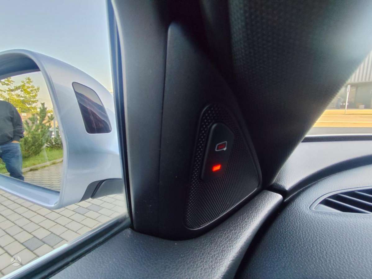 Audi Q3, 2.0 l., off-road / crossover