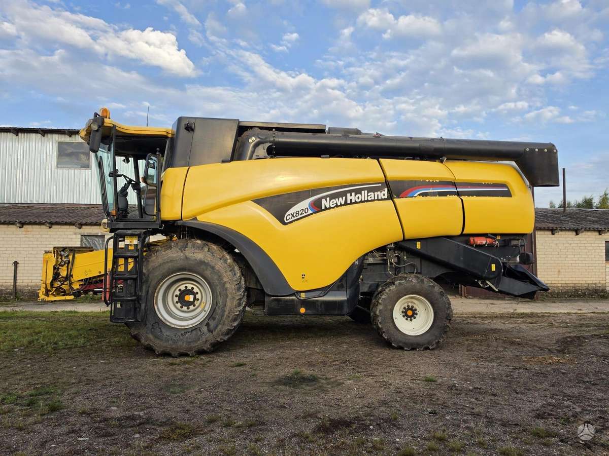 New Holland CX820, combine harvesters