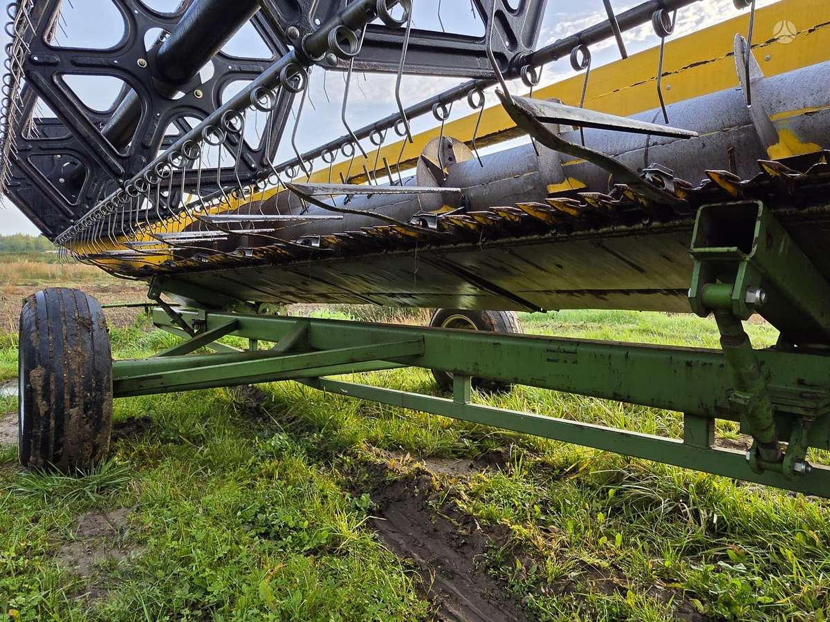 New Holland CX820, combine harvesters