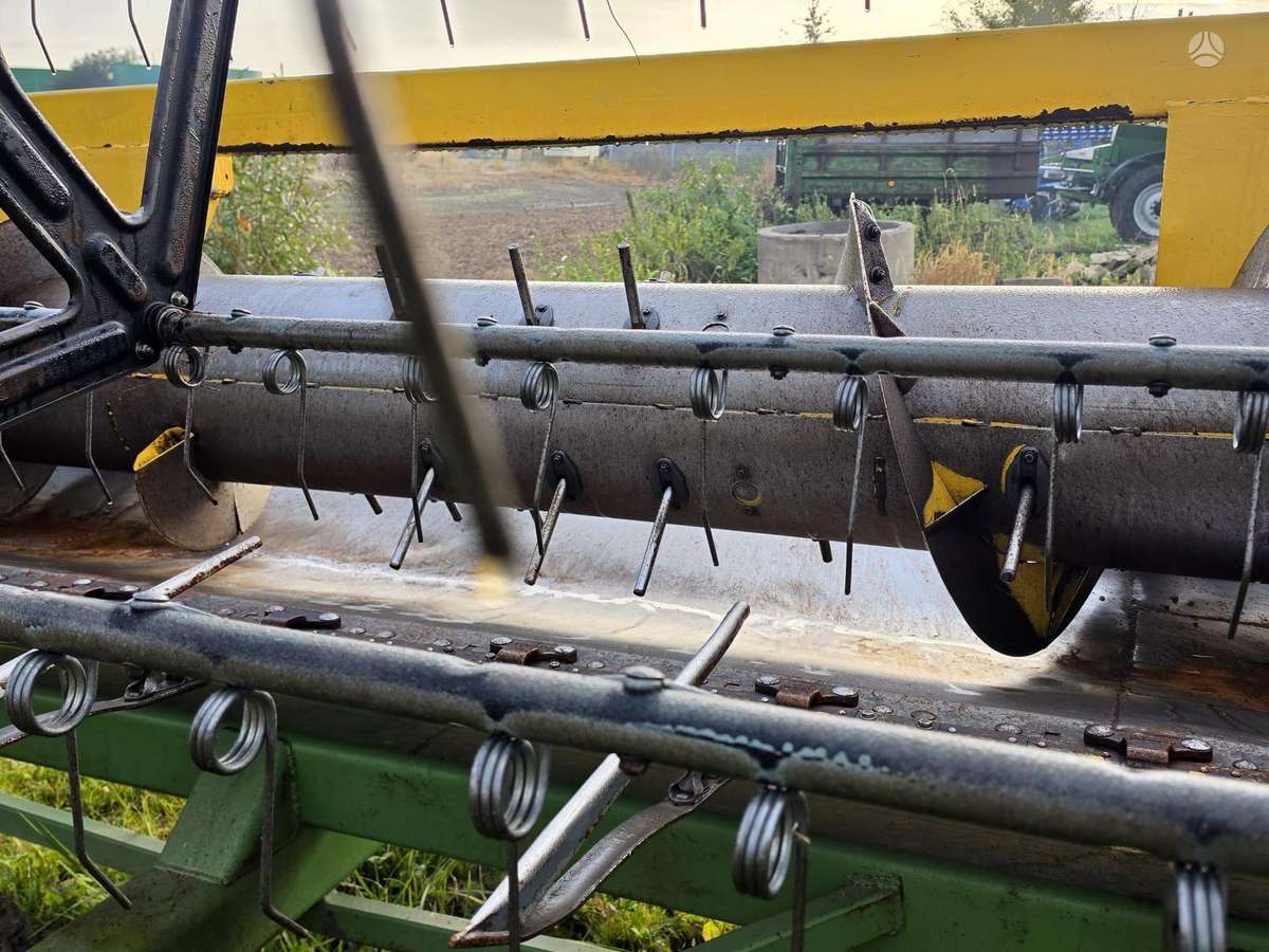 New Holland CX820, combine harvesters