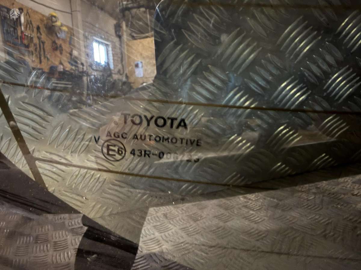 Toyota C-HR windows