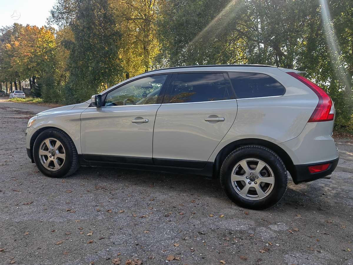 Volvo XC60, 2.4 l., off-road / crossover