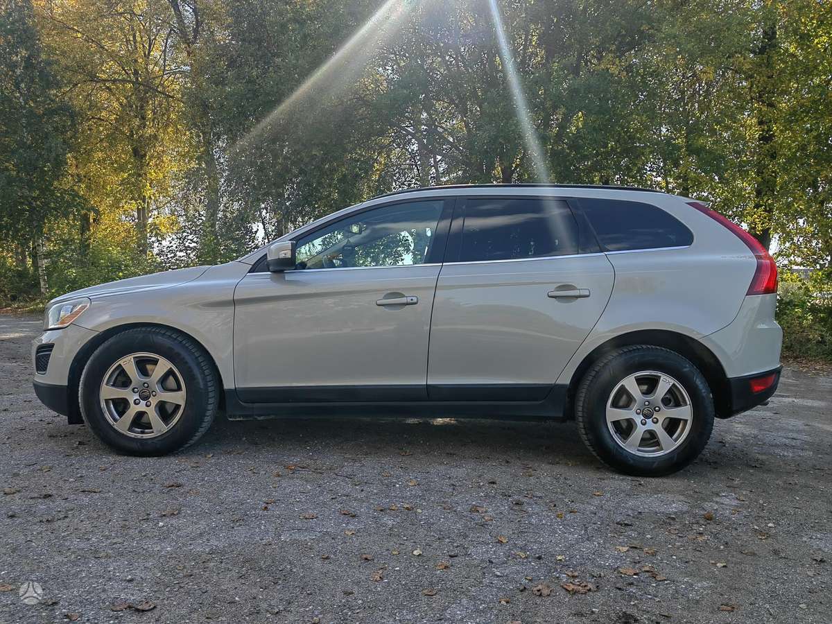 Volvo XC60, 2.4 l., off-road / crossover