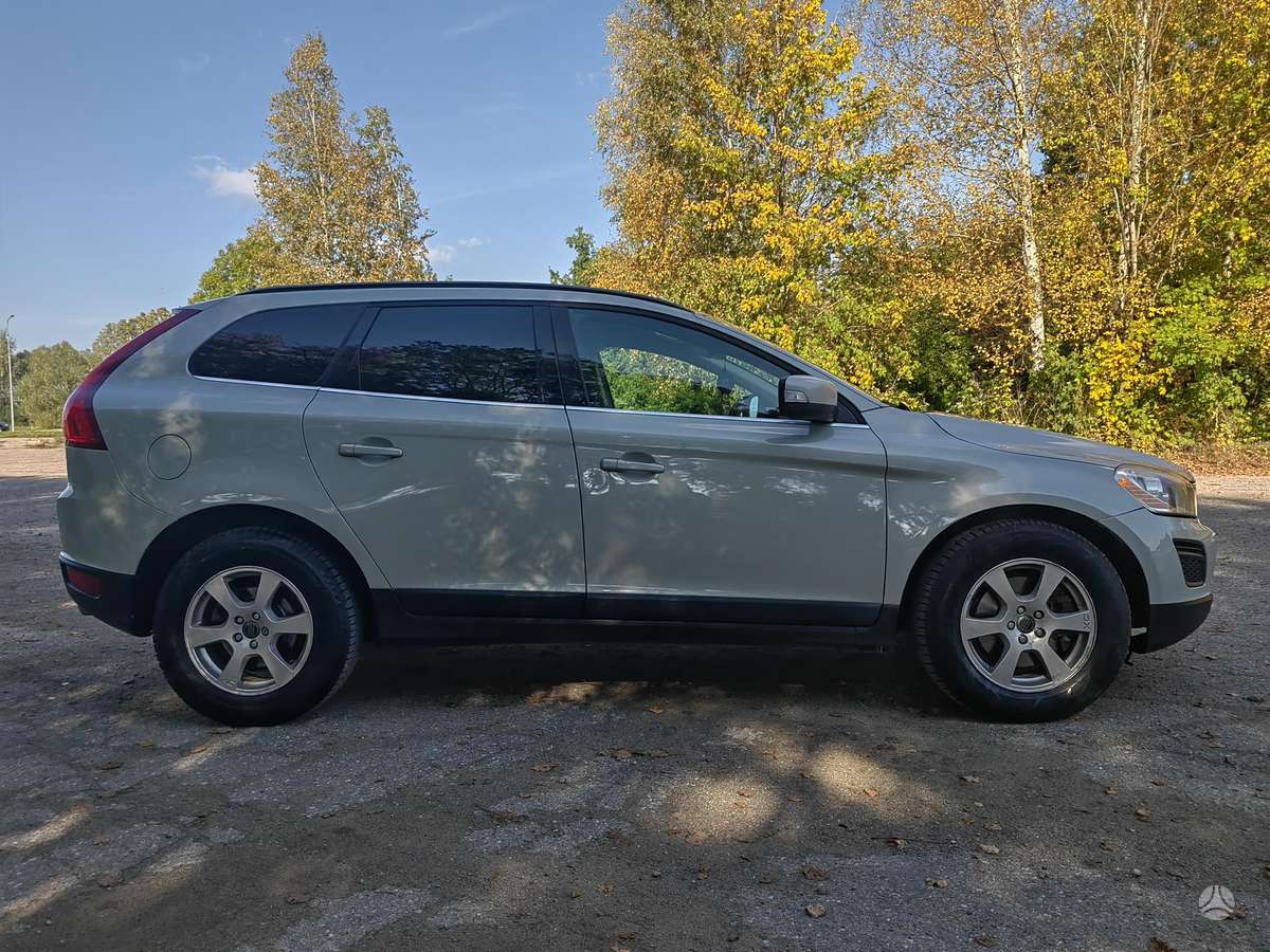Volvo XC60, 2.4 l., off-road / crossover