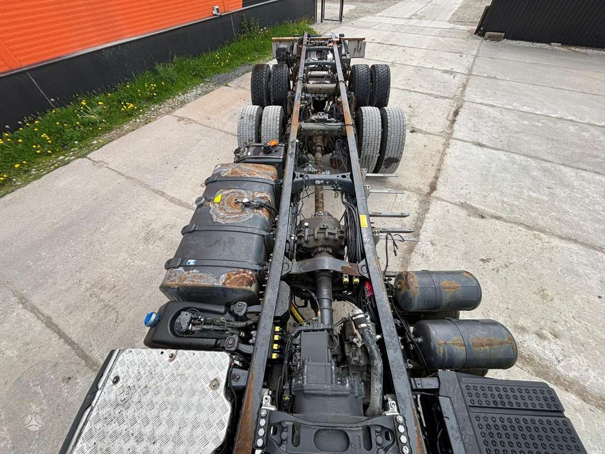 Scania P410 4x4+2, шасси