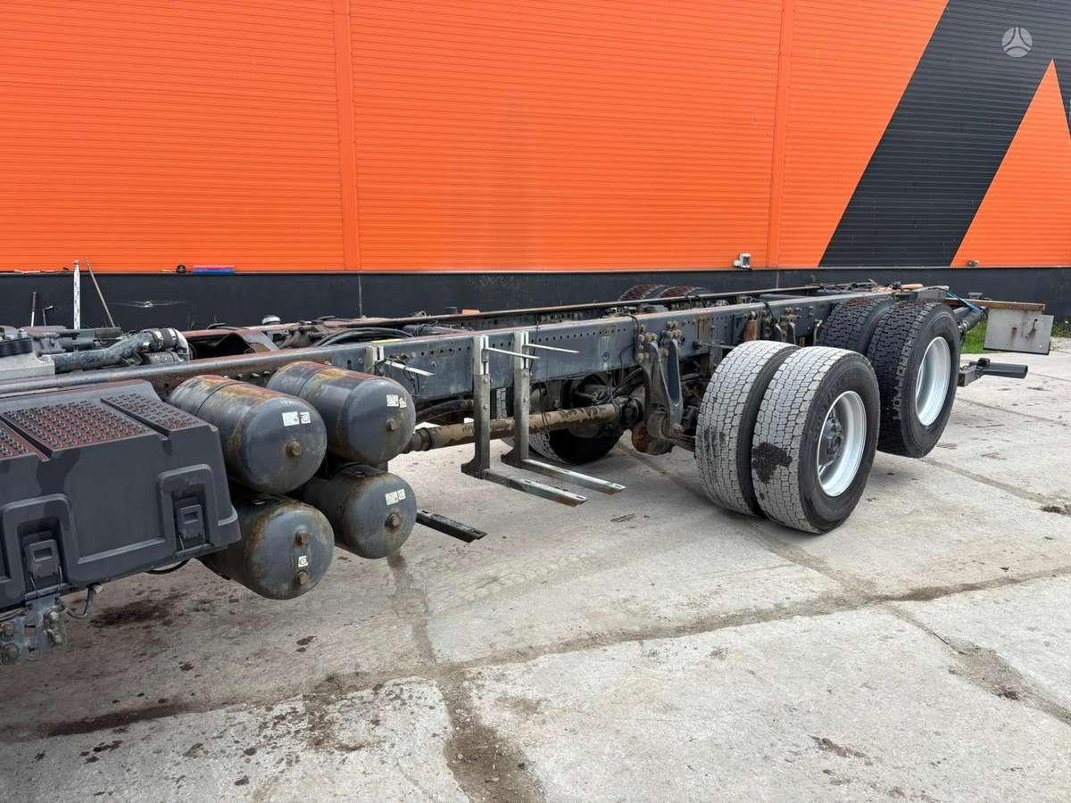 Scania P410 4x4+2, шасси