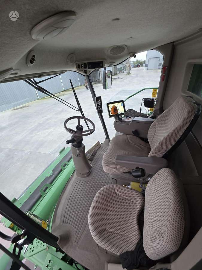 John Deere S685i, kombainai