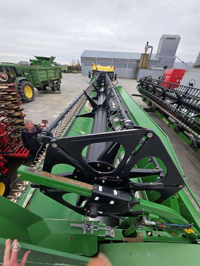 John Deere S685i, kombaini