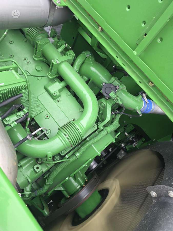 John Deere S685i, kombainai