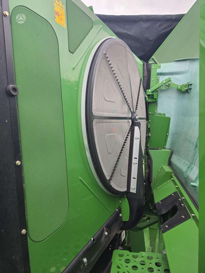John Deere S685i, combine harvesters