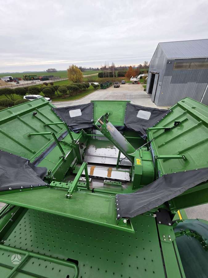 John Deere S685i, combine harvesters