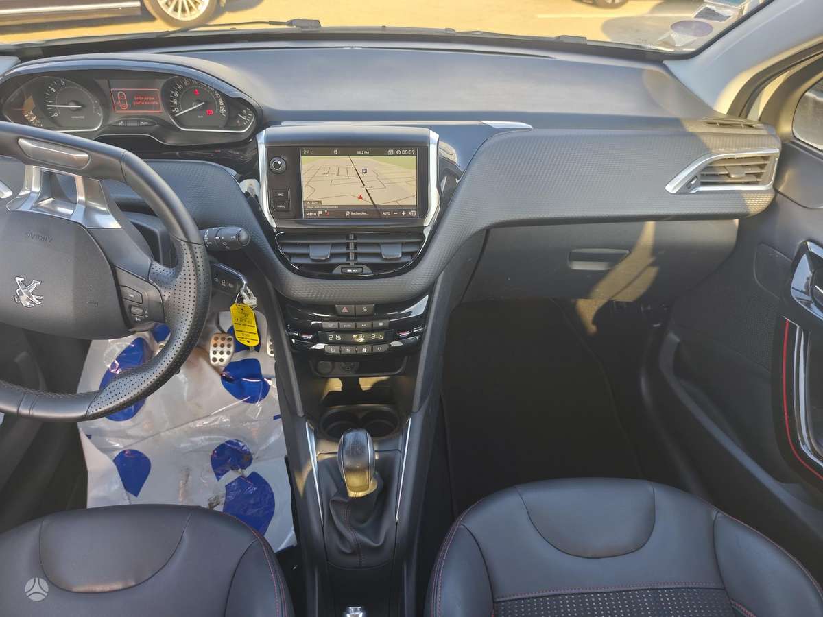 Peugeot 208, 1.2 l., hatchback