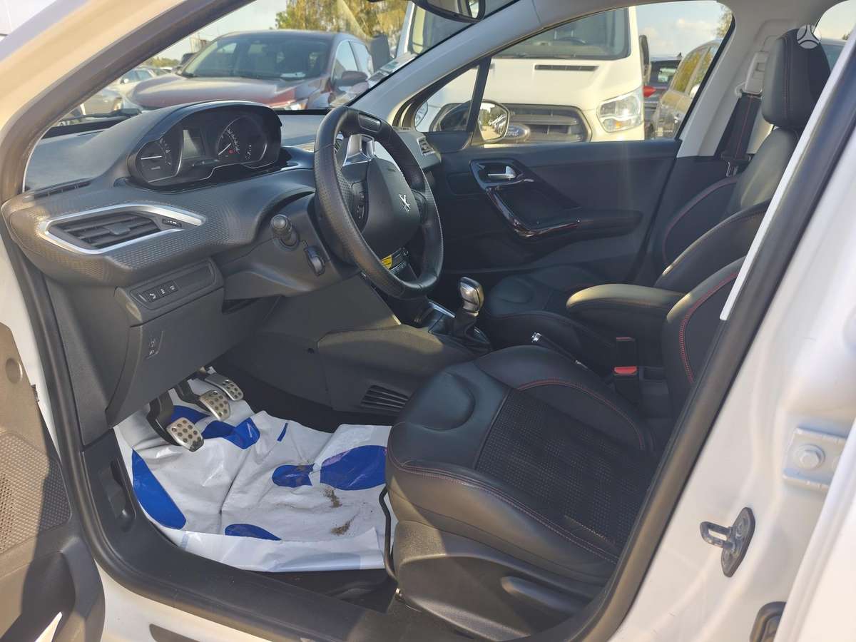 Peugeot 208, 1.2 l., hatchback