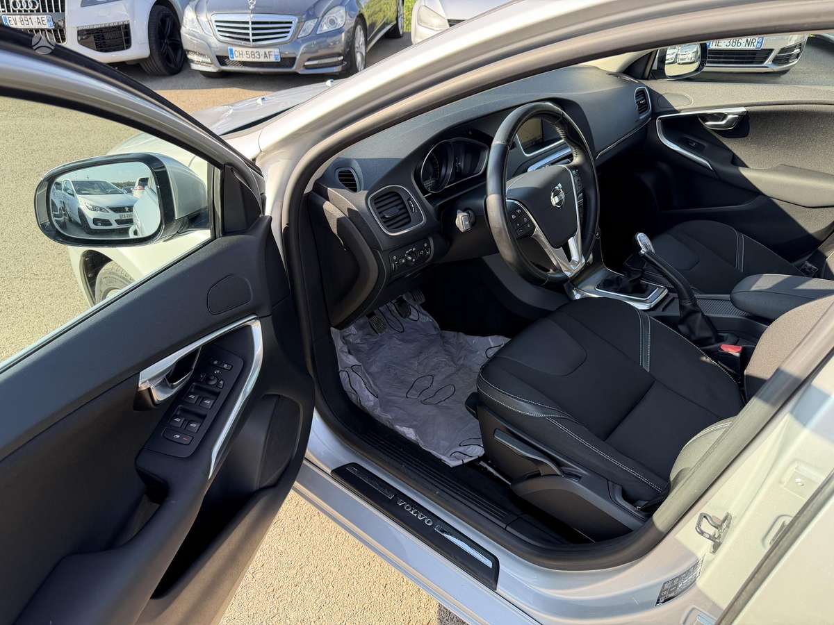 Volvo V40, 1.6 l., hatchback