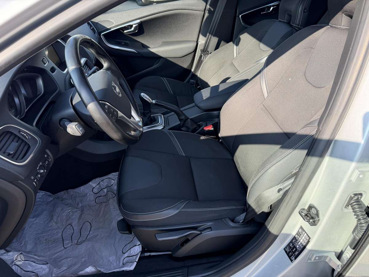 Volvo V40, 1.6 l., hatchback