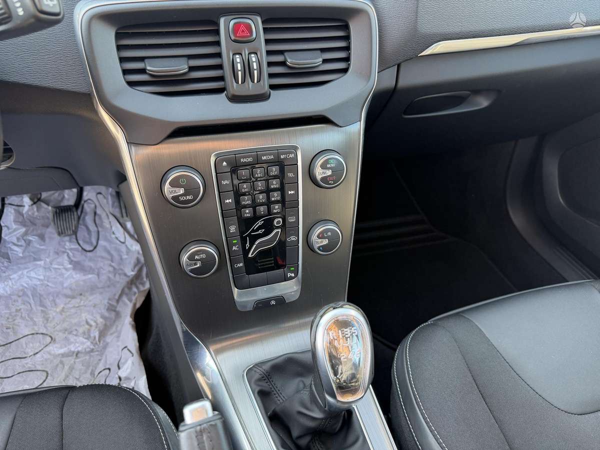 Volvo V40, 1.6 l., hatchback
