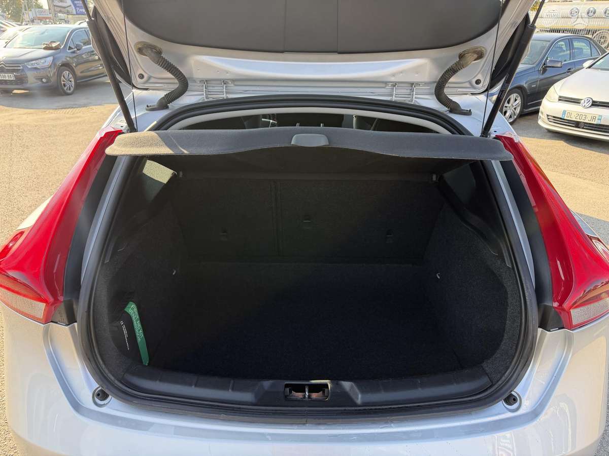Volvo V40, 1.6 l., Хэтчбек