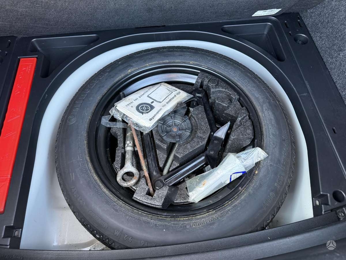 Volvo V40, 1.6 l., hatchback