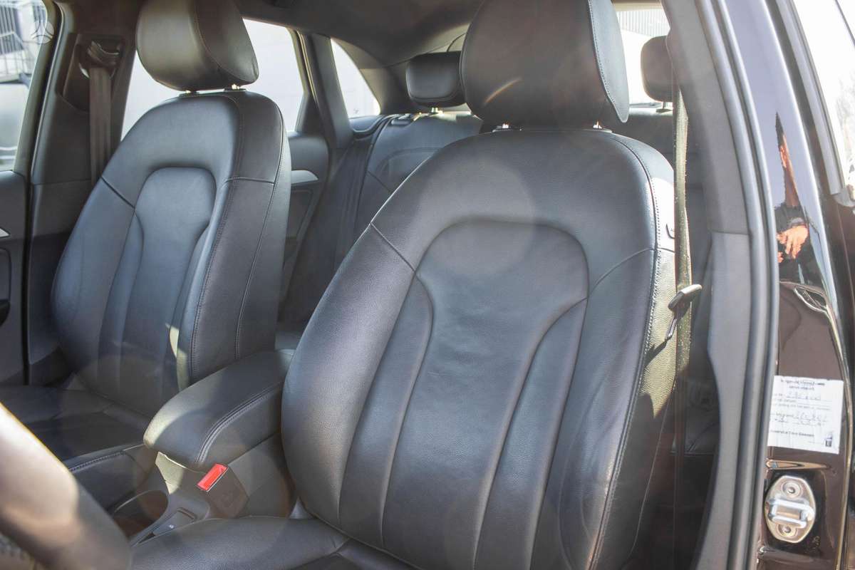 Audi Q3, 2.0 l., off-road / crossover