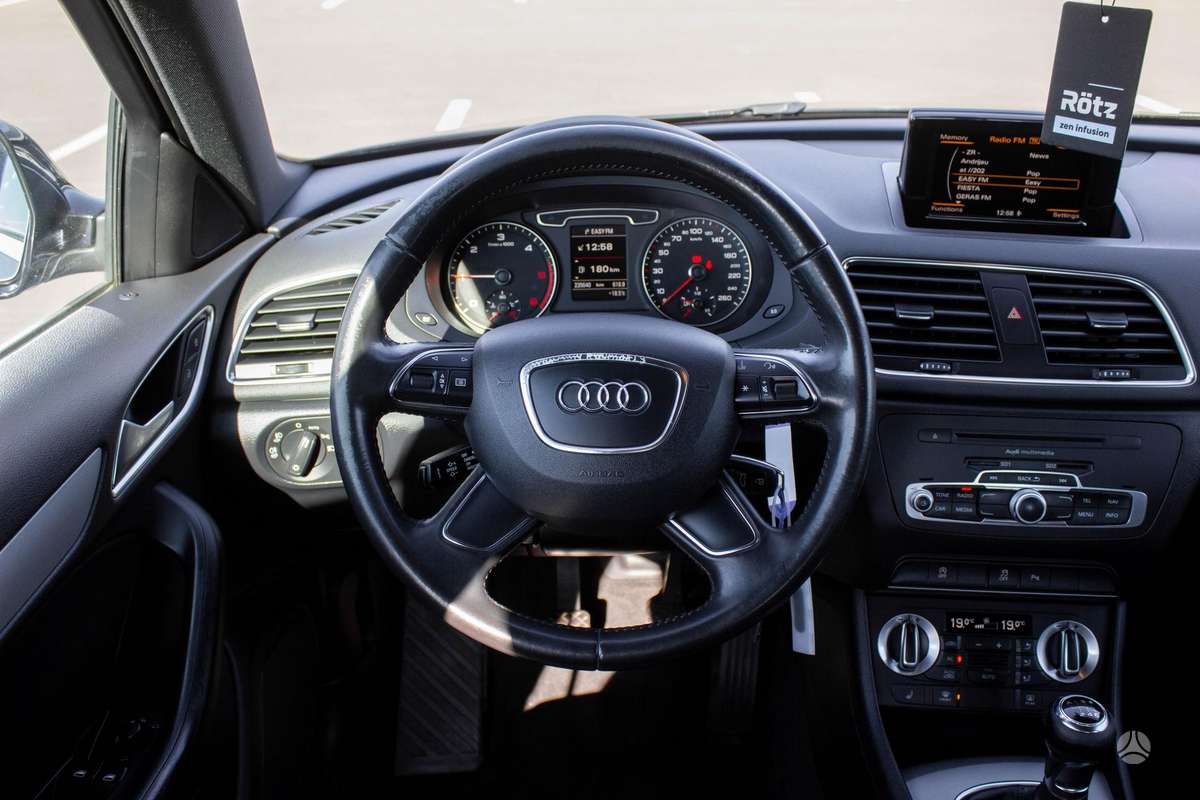 Audi Q3, 2.0 l., off-road / crossover