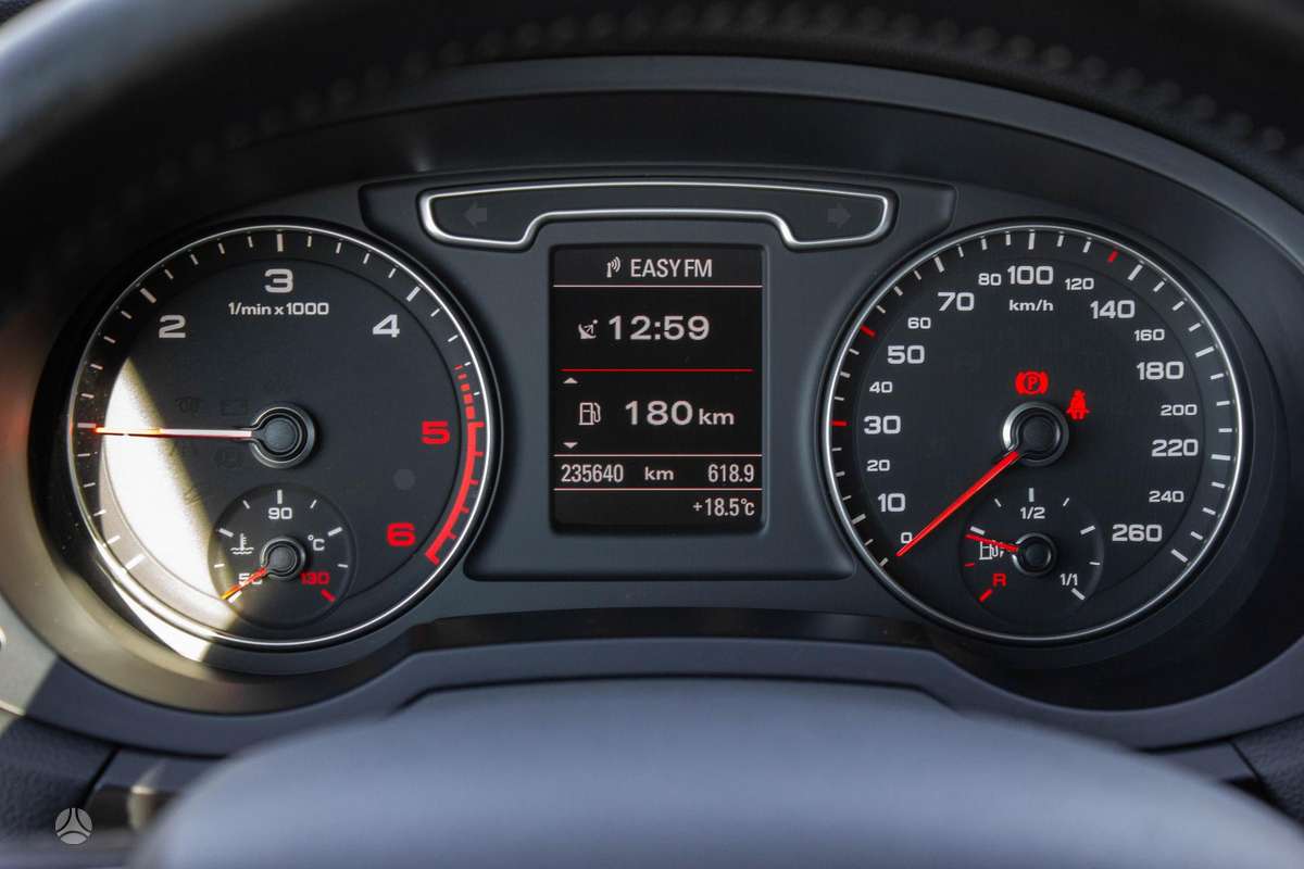 Audi Q3, 2.0 l., off-road / crossover