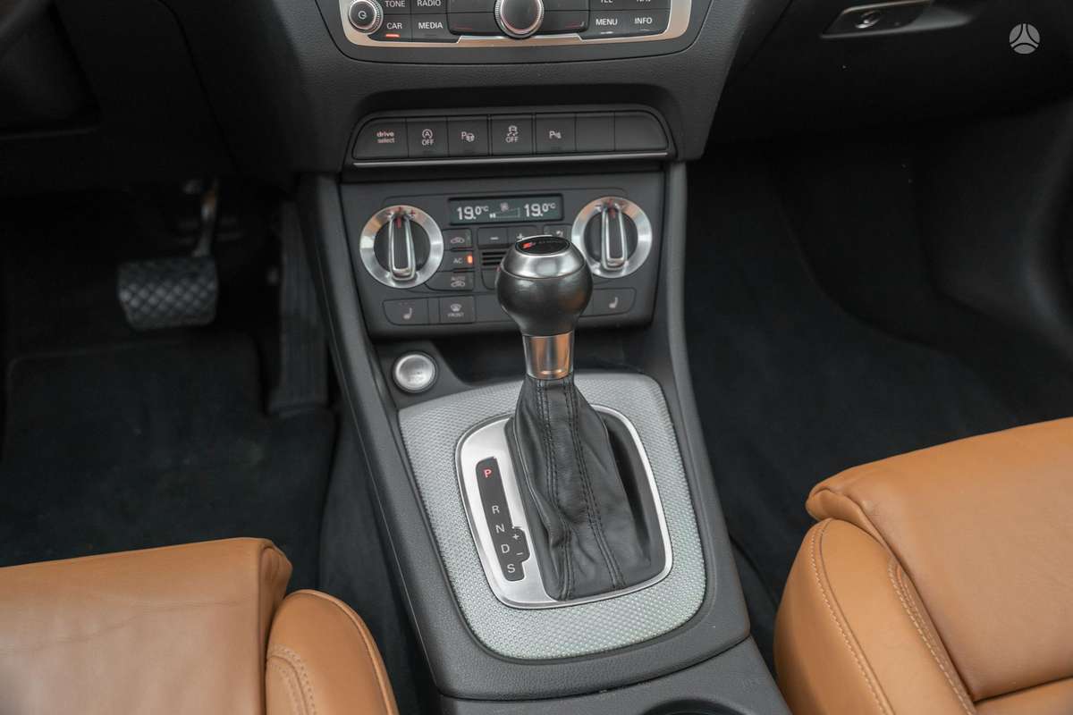 Audi Q3, 2.0 l., Внедорожник / Кроссовер