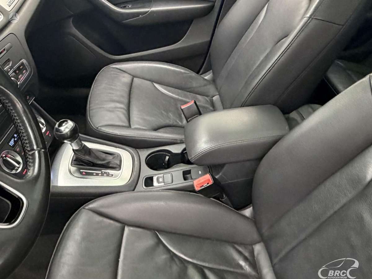 Audi Q3, 2.0 l., off-road / crossover