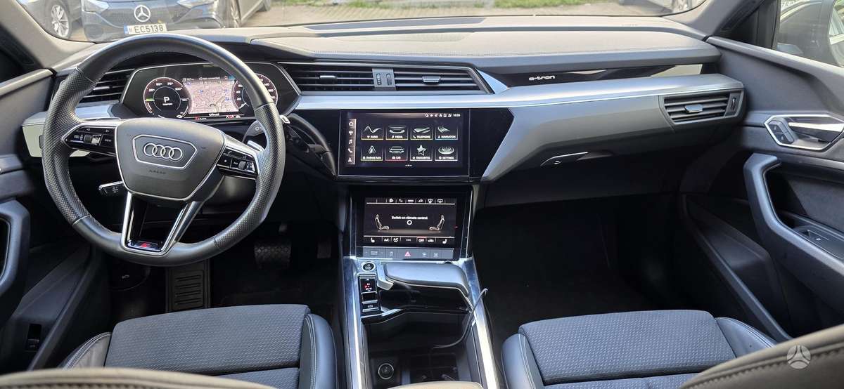 Audi e-tron, 71 kWh, off-road / crossover