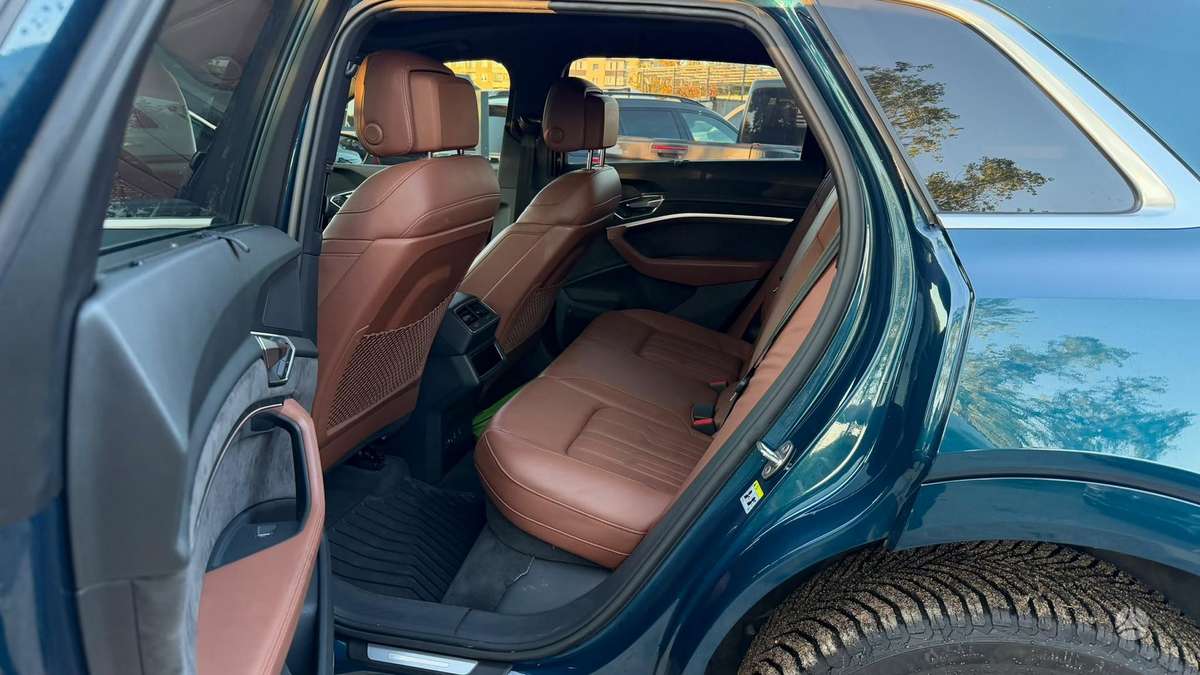 Audi e-tron, 95 kWh, off-road / crossover