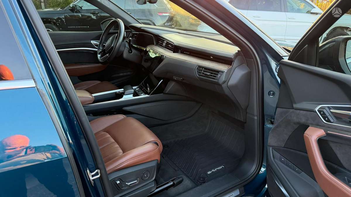 Audi e-tron, 95 kWh, off-road / crossover