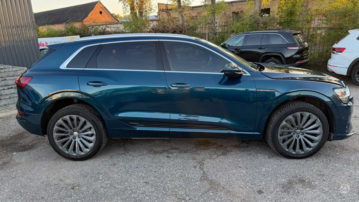 Audi e-tron, 95 kWh, off-road / crossover