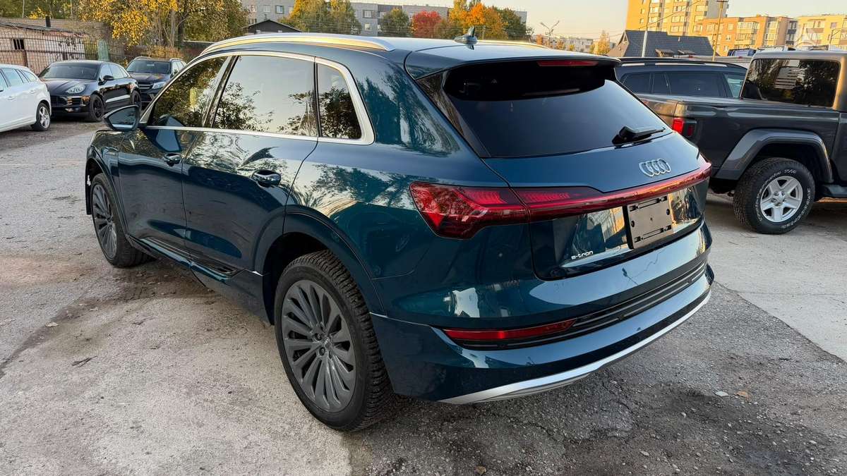 Audi e-tron, 95 kWh, off-road / crossover