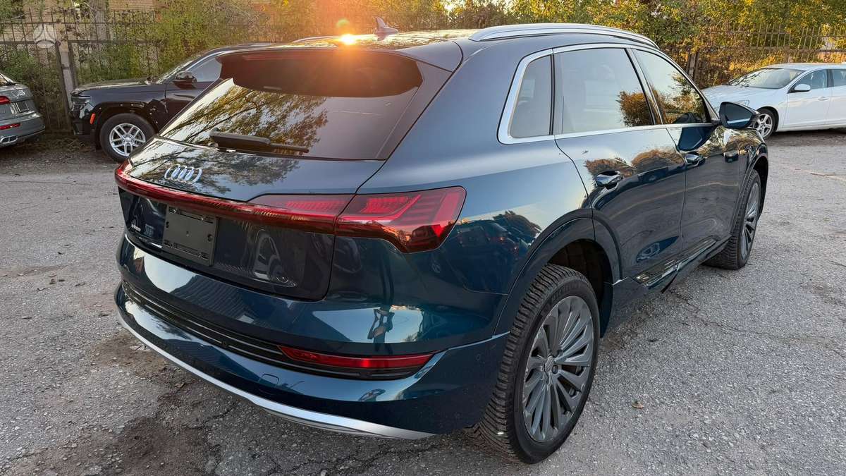 Audi e-tron, 95 kWh, off-road / crossover