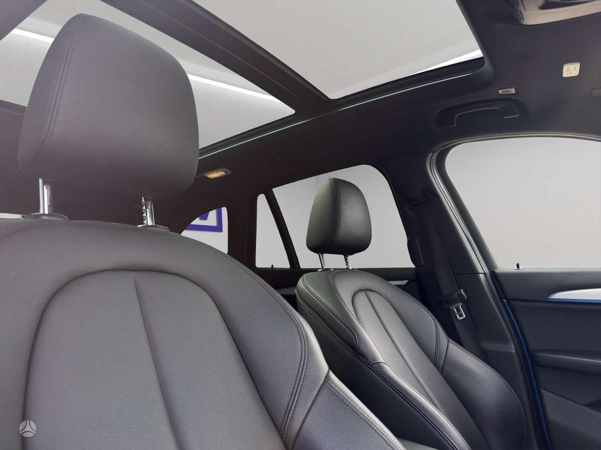BMW X1, 2.0 l., off-road / crossover