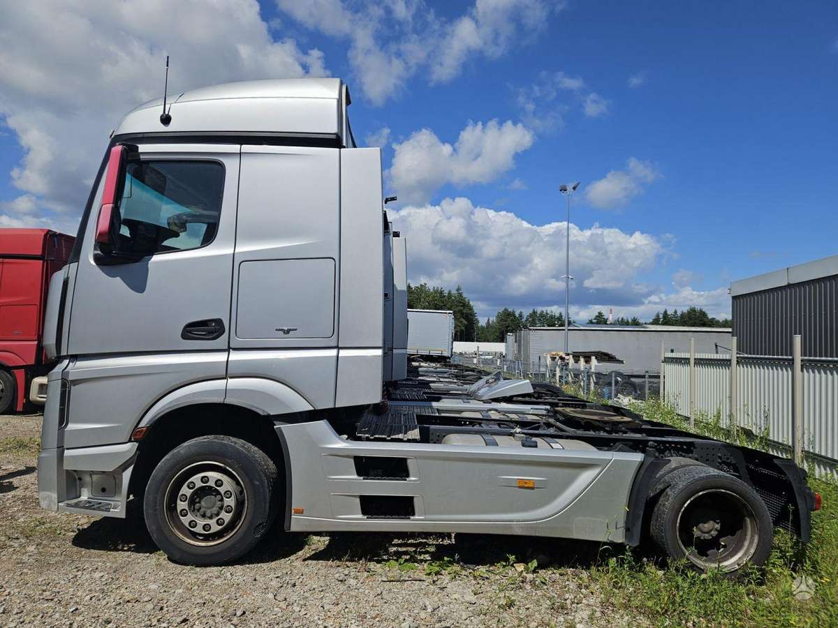 Mercedes-Benz 1845 Retarder Mega, double sleeper