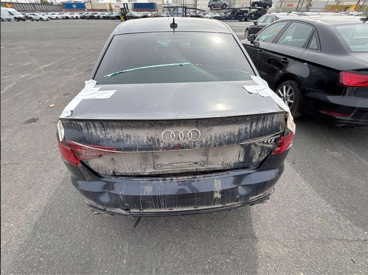 Audi A4, 2.0 l., Седан