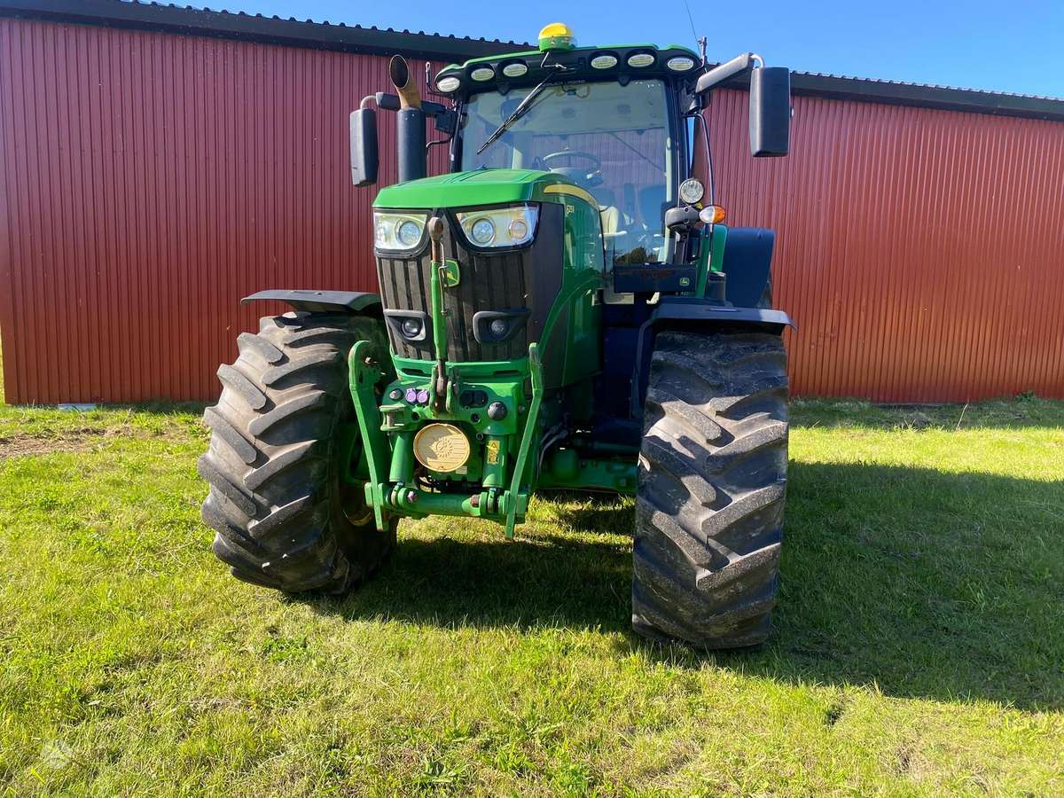 John Deere 6215R, traktoriai