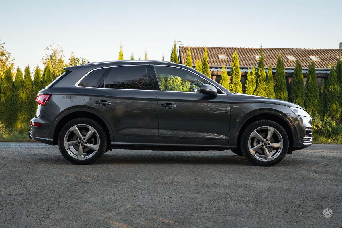 Audi Q5, 2.0 l., off-road / crossover
