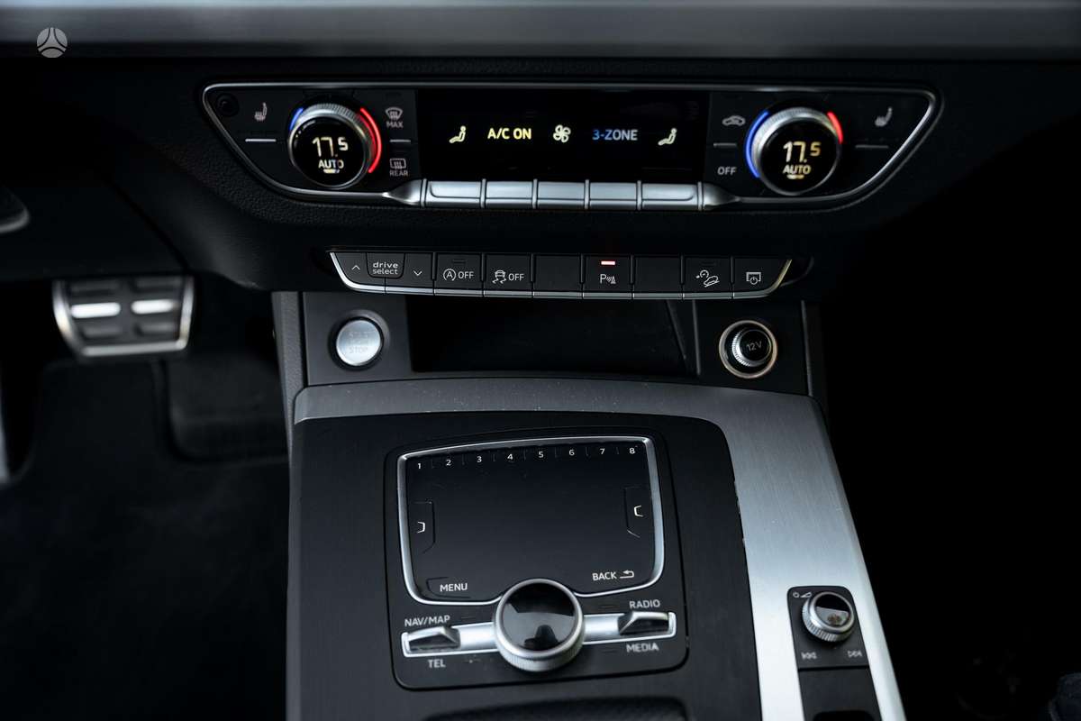 Audi Q5, 2.0 l., off-road / crossover