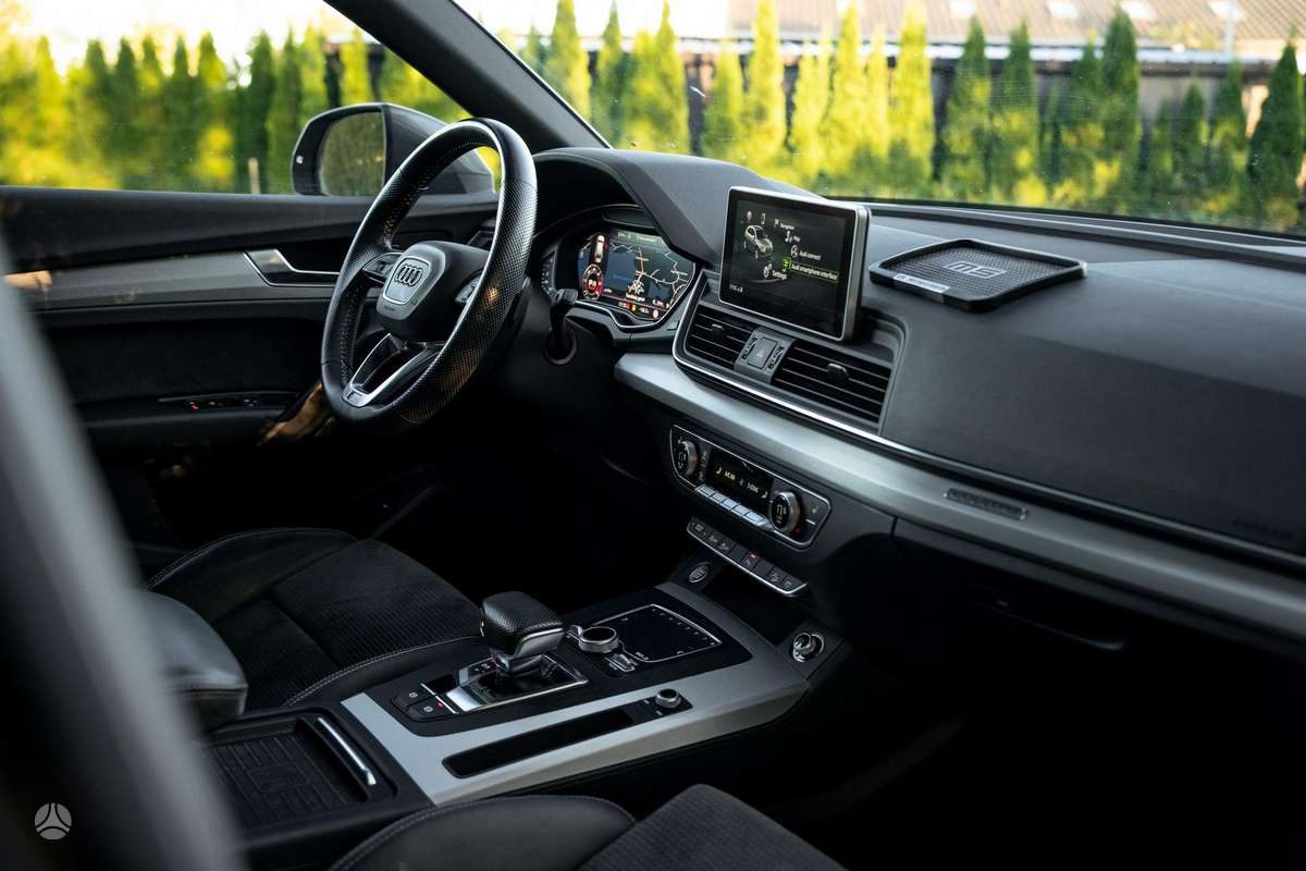 Audi Q5, 2.0 l., off-road / crossover