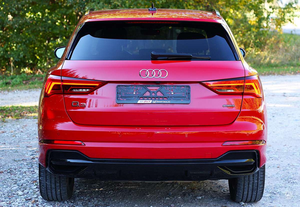 Audi Q3, 2.0 l., off-road / crossover