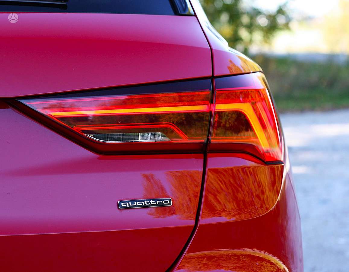 Audi Q3, 2.0 l., off-road / crossover