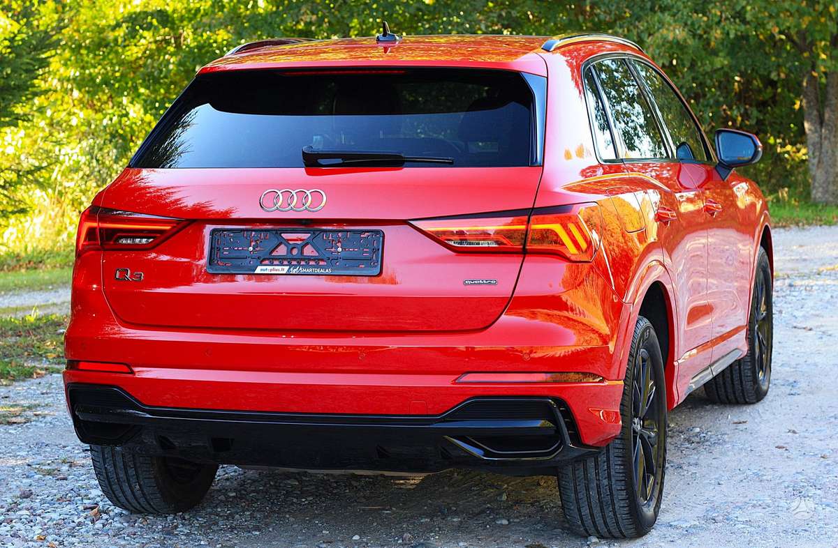 Audi Q3, 2.0 l., off-road / crossover