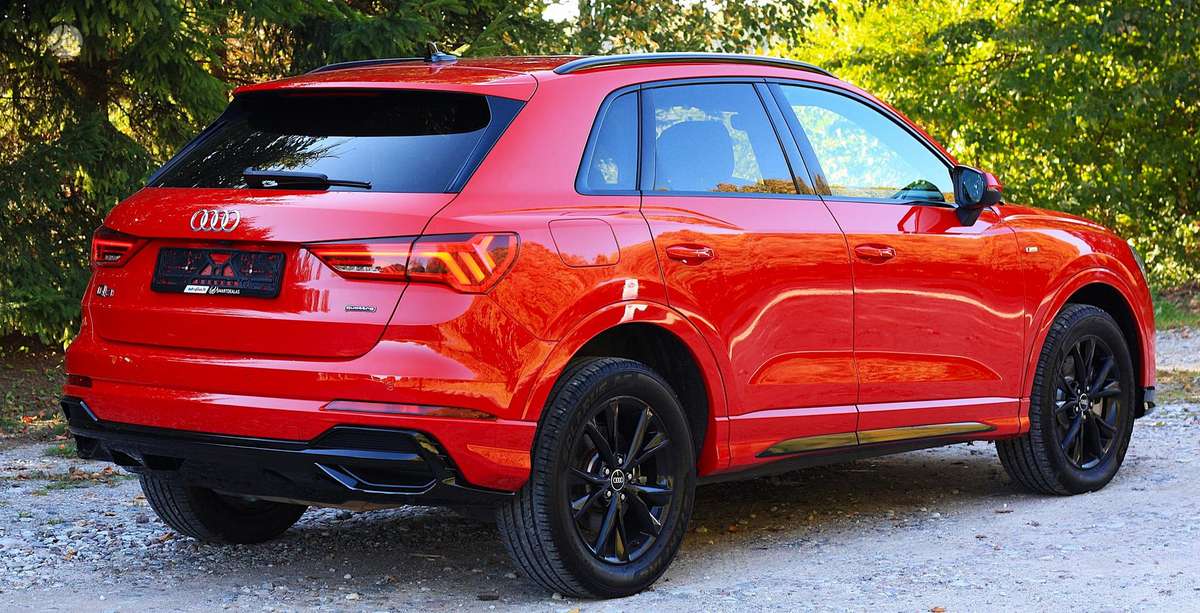Audi Q3, 2.0 l., off-road / crossover