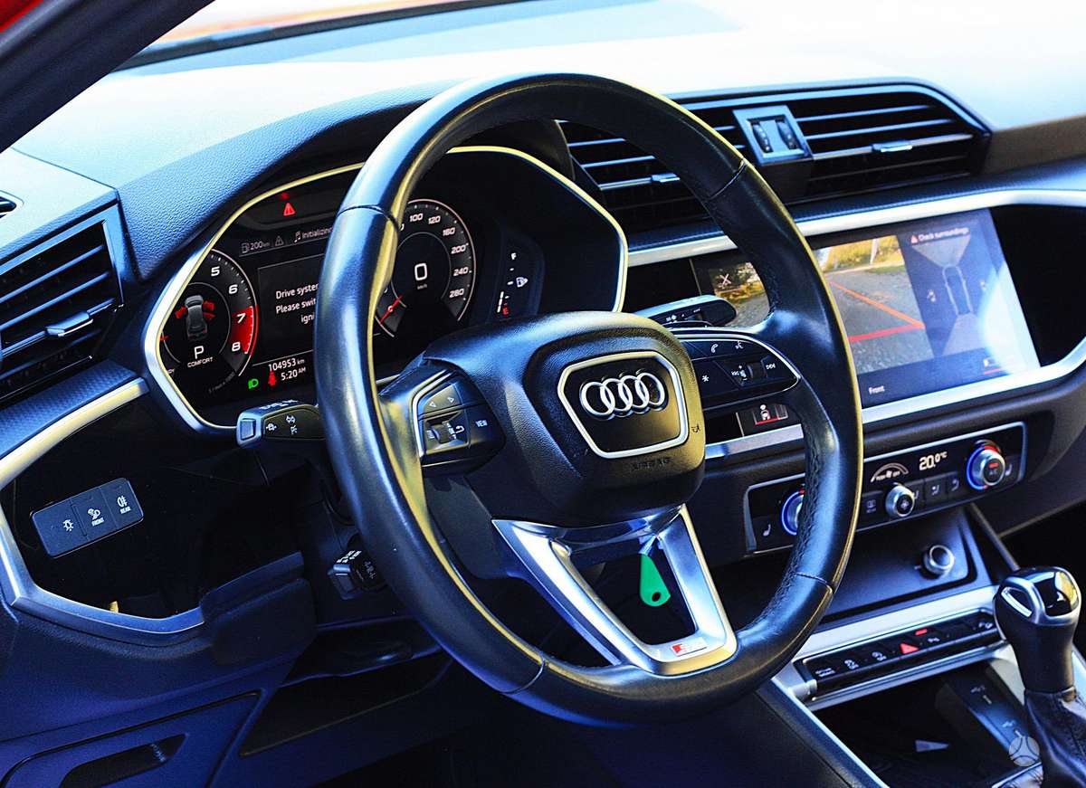 Audi Q3, 2.0 l., off-road / crossover